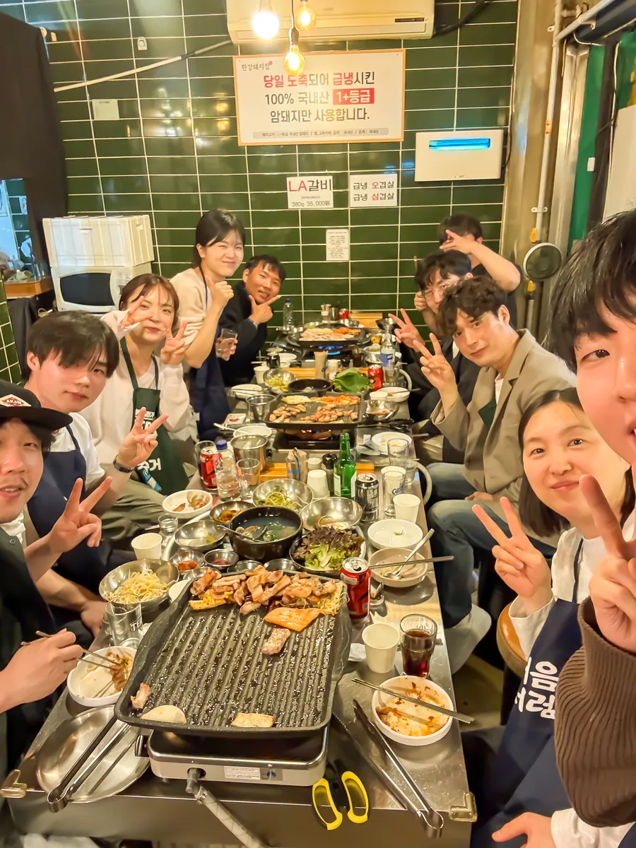 수강생들이 한자리에 모여 식사하는 모습